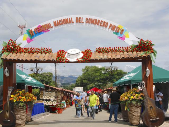 Entrada al sitio del Festival del Sombrero Pintao.  Lois Iglesias