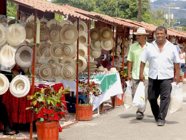 Exhibición y venta de distintos sombreros que se encuentran en los pabellones del Festival del Sombrero Pintao.  Lois Iglesias