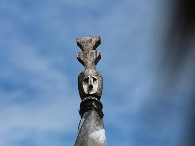 Detalle del DE BORO ( cabeza de la casa ) piesa tallada en madera de balso, la cual es colocada en lo mas alto de la casa. 