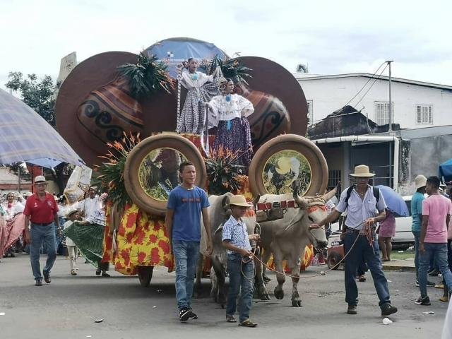 El Festival del Toro Guapo cierra con el desfile de las carretas tradicionales.  Bernie Garrido