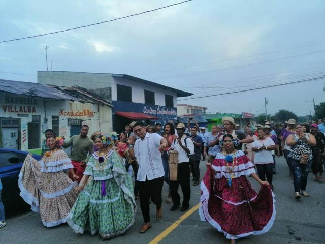 Las tonadas de la  cantalante  la acompaña el almirez y la caja.  Bernie Garrido