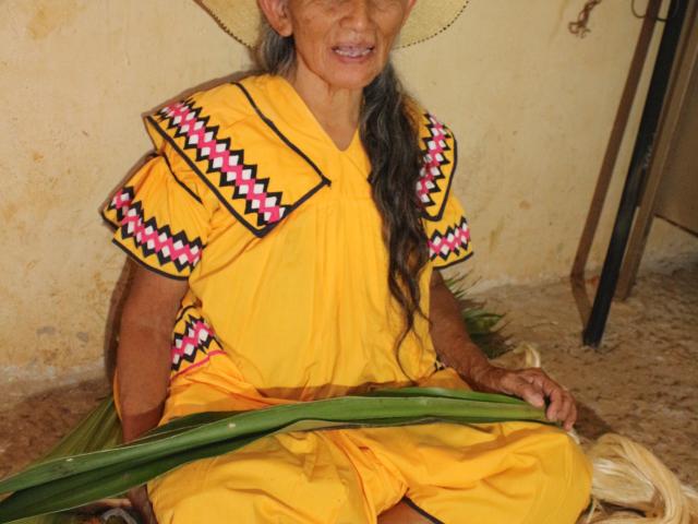 La artesana ngäbe Dominga Rodríguez mostrando las fibras naturales de kika (pita) con las que se elabora la kra (chácara).  Lois Iglesias