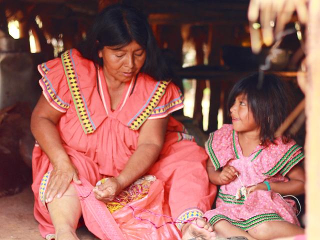 La artesana Eneida Tugri le enseña a su nieta a  tejer la kra.  Bernie Garrido