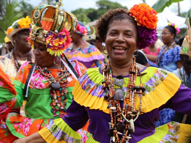 Leticia Levy y reina Eneida Martinez bailan congo.  Bernie Garrido