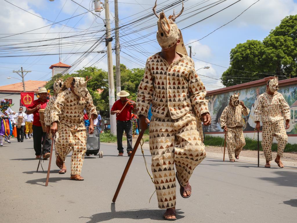 Los diablos cucuá hacen su recorrido por las calles de Penonomé durante la celebración del Corpus Christi.