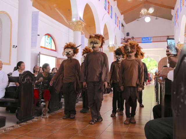 Danza de los cucambos entrando a la iglesia para hacerle reverencia al Santísimo.  Bernie Garrido