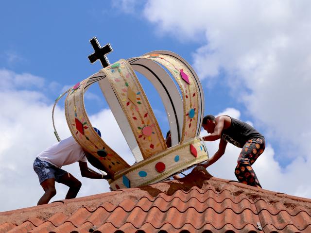 La corona de la reina congo como símbolo de identidad del Festival de la Pollera Congo.  Bernie Garrido