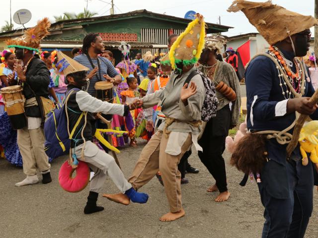 Saludo de dos congo y personas de comunidad de Maria chiquita.  Bernie Garrido