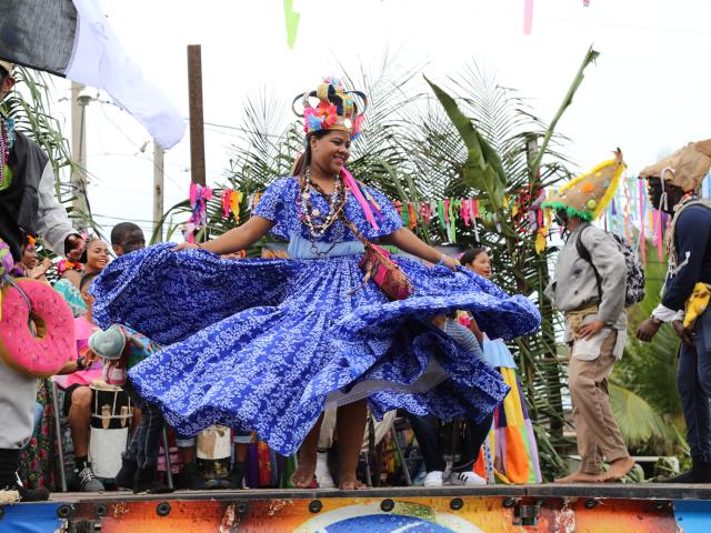 Participación de una de las Reina congo en el encuentro de Congos de Maria chiquita.  Bernie Garrido