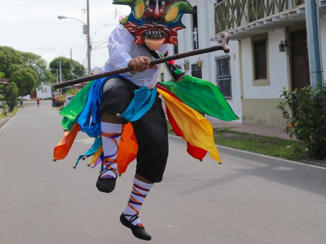 Danza de los diablos pañuelos que representan la lucha del bien y del mal, desfilan detrás de la comitiva durante la procesión del Corpus Christi.  Bernie Garrido