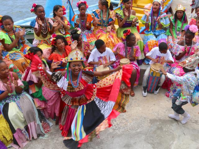 La pollera congo puede ser de diferentes colores y de tela estampada con diseños florales.  Lois Iglesias