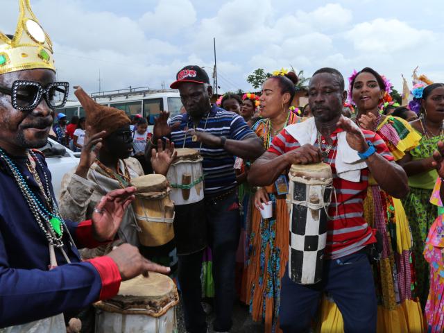 Grupo de tamboreros y cantalantes recorren las calle de la comunidad al son del tambor.  Bernie Garrido