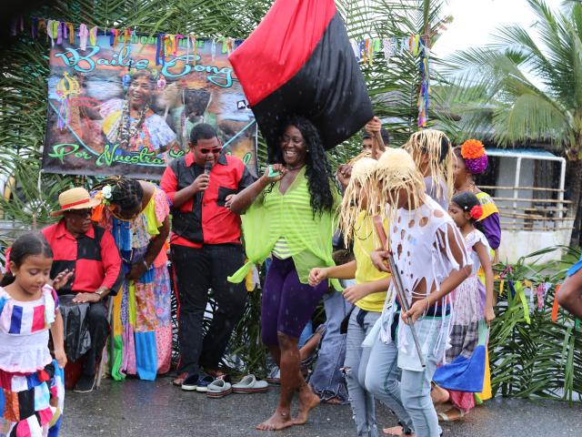 Grupo de congos de Chepo realizan su participación en el encuentro de congos en Maria chiquita.  Bernie Garrido