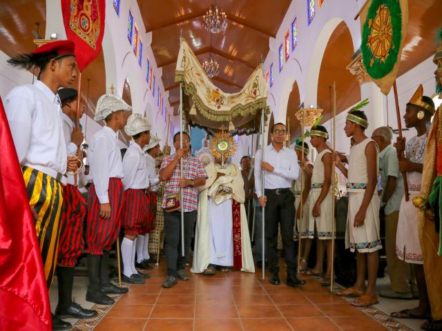 Salida del Santísimo Sacramento para hacer su recorrido por las calles de Penonomé; le hace calle de honor la danza de la Moctezuma española.  Bernie Garrido